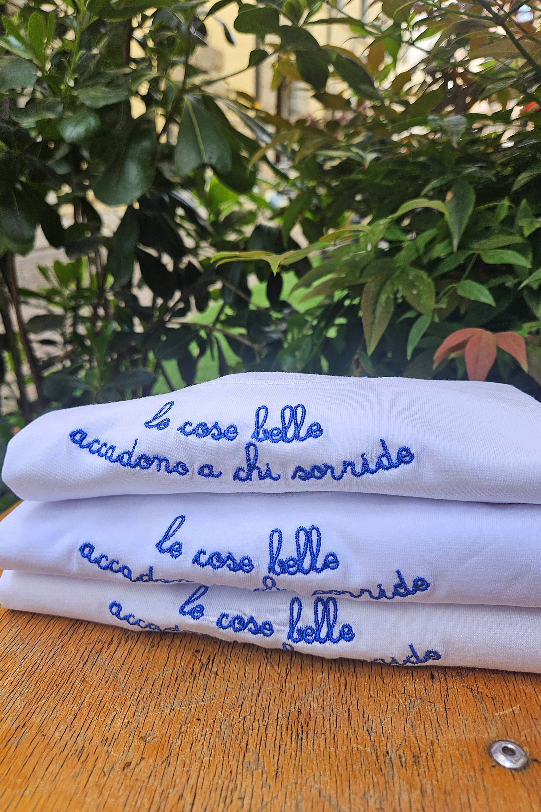 T-Shirt manica corta "Le cose belle accadono a chi sorride"