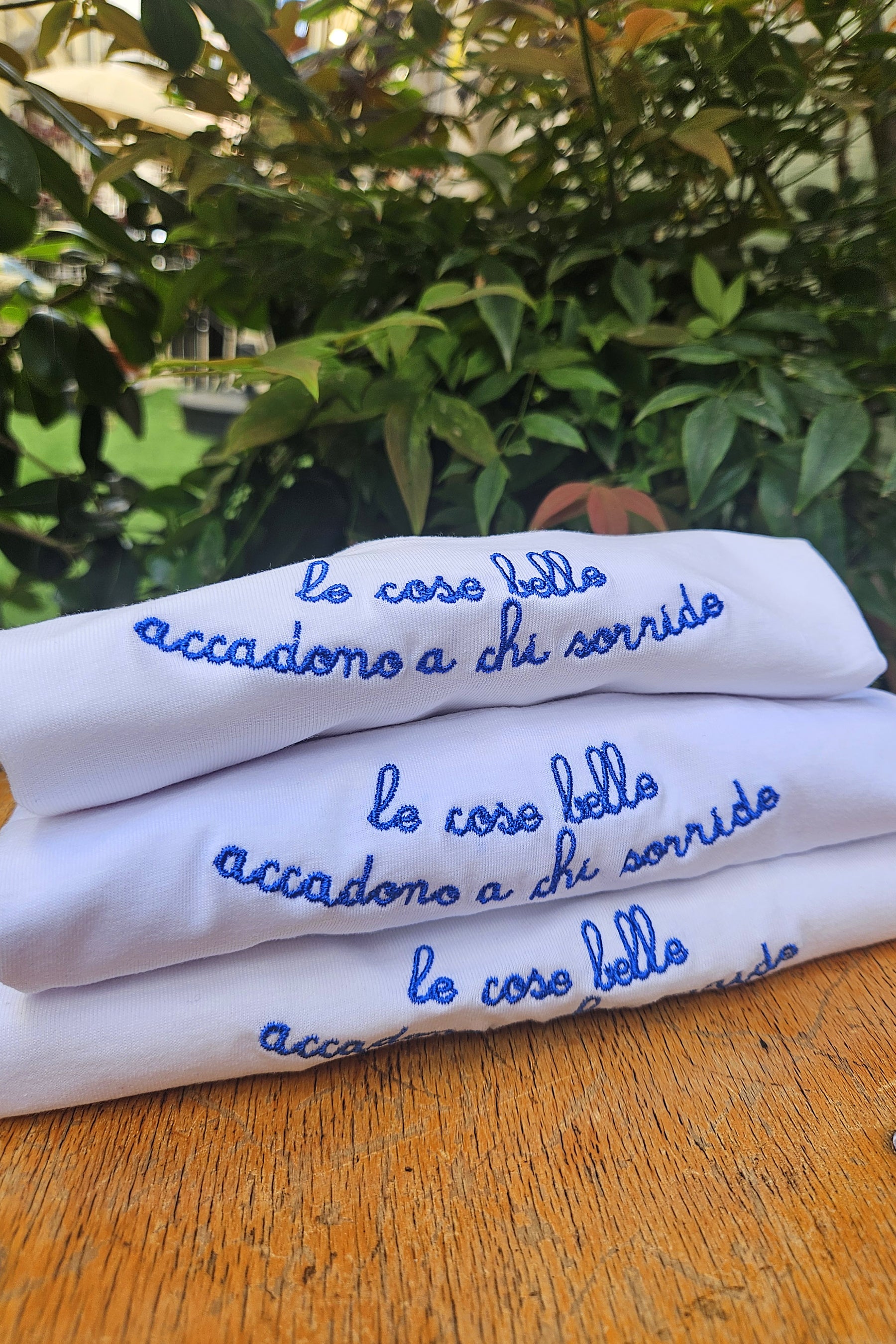 T-Shirt manica corta "Le cose belle accadono a chi sorride"