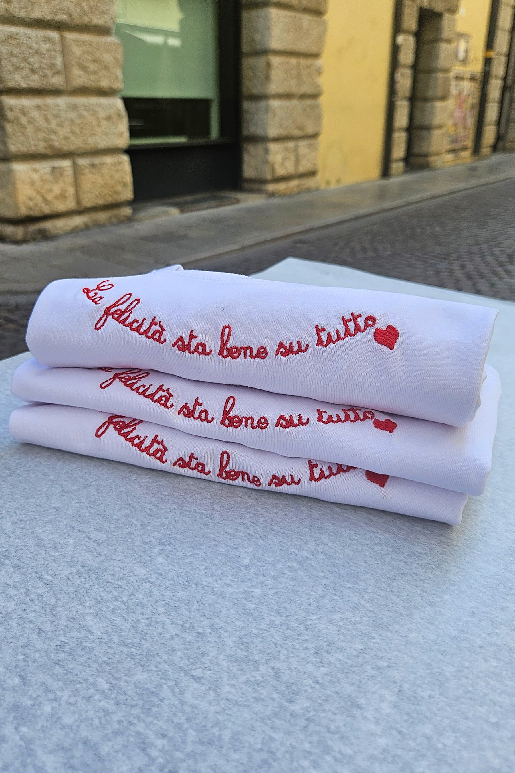 T-Shirt manica corta "la felicità sta bene su tutto"