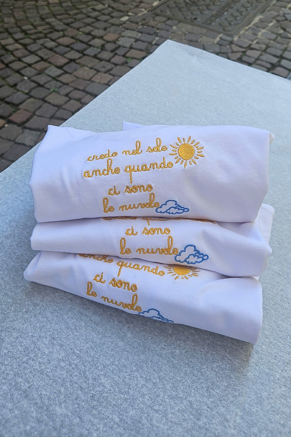 T-Shirt manica corta "credo nel sole anche quando ci sono le stelle"