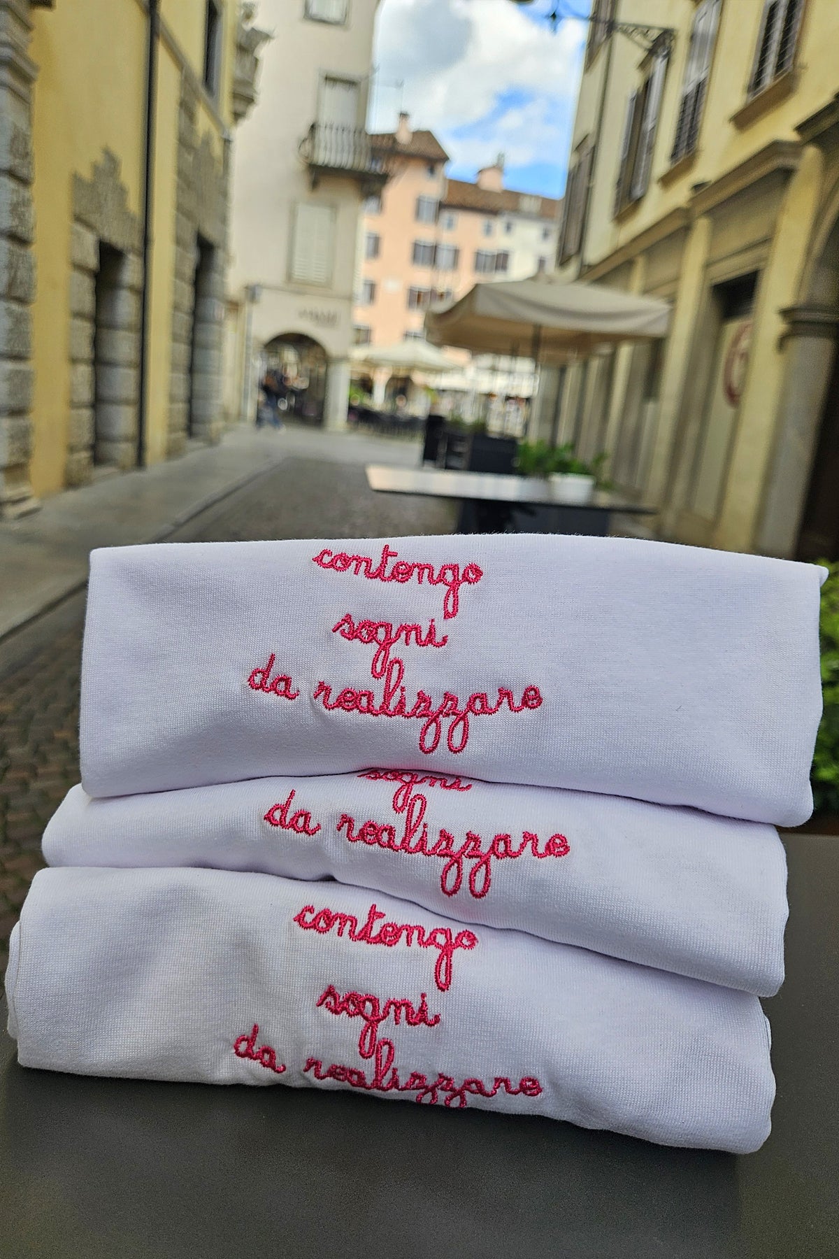 T-Shirt manica corta "contengo sogni da realizzare"