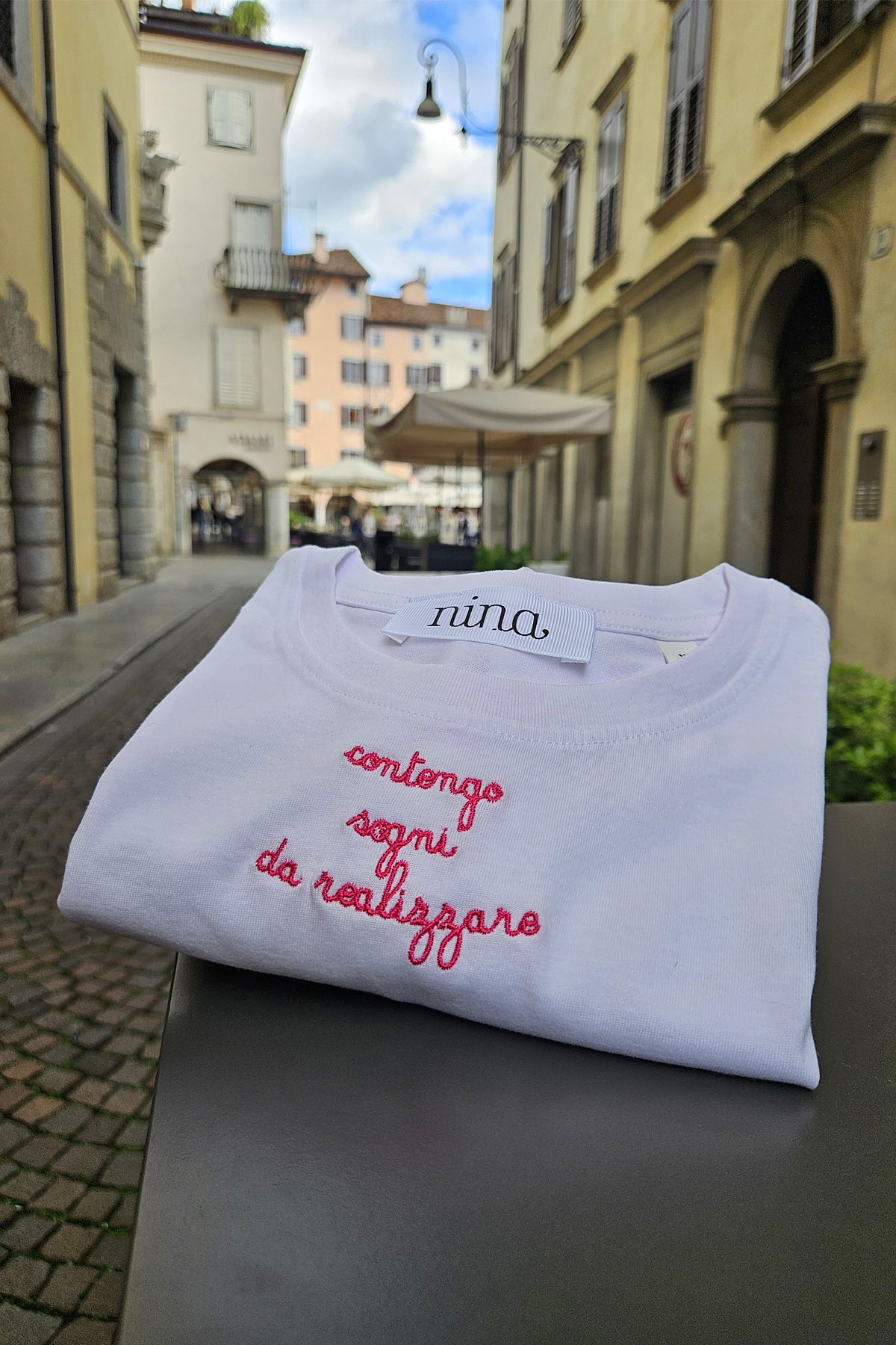 T-Shirt manica corta "contengo sogni da realizzare"