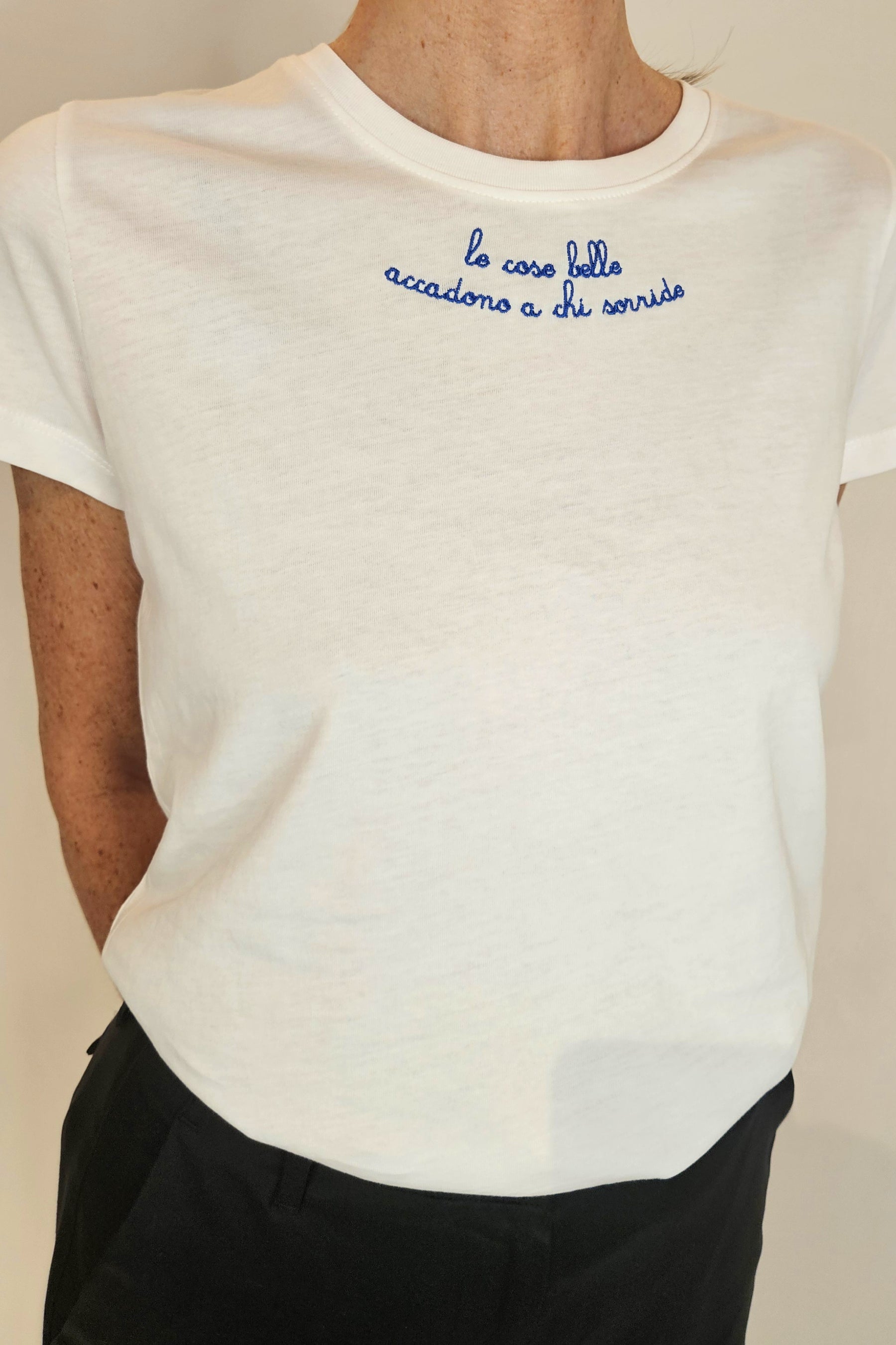 T-Shirt manica corta "Le cose belle accadono a chi sorride"