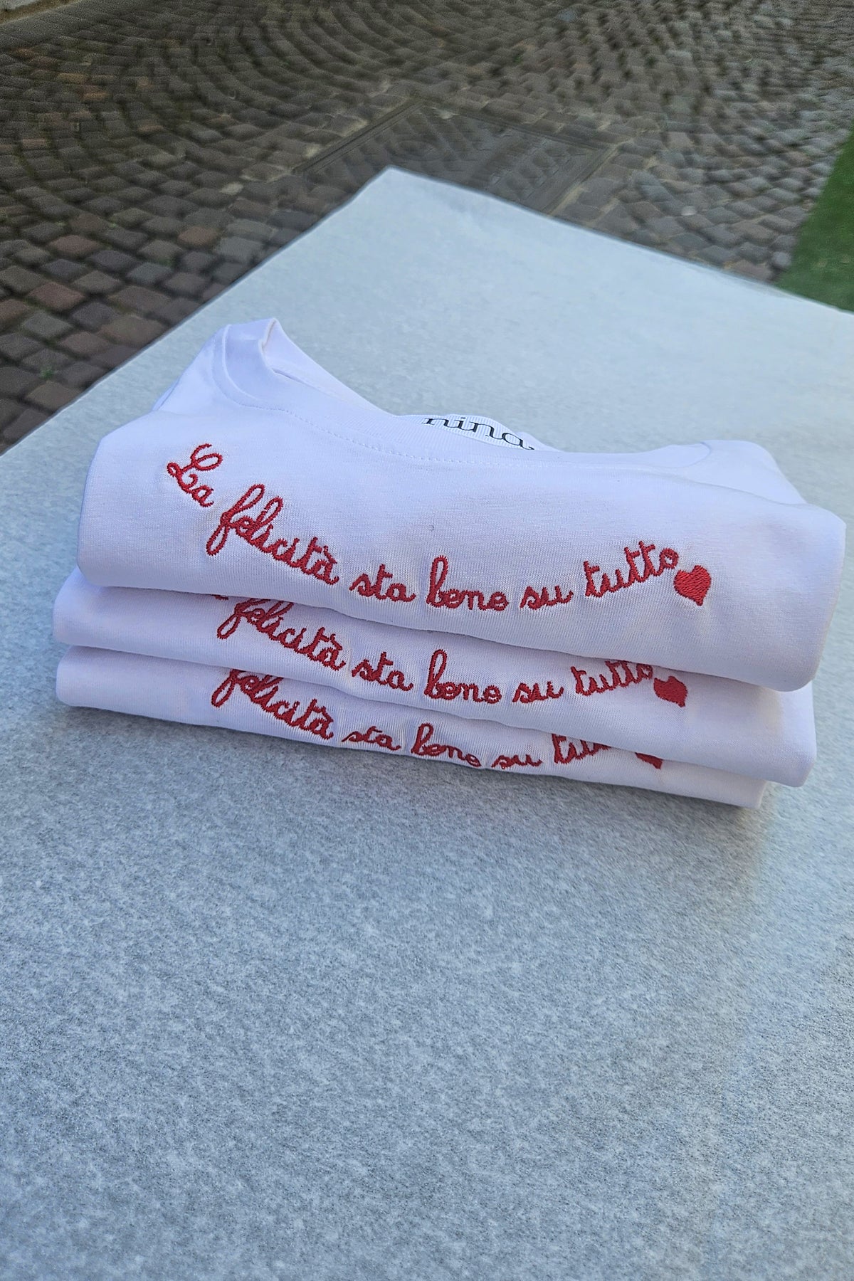 T-Shirt manica corta "la felicità sta bene su tutto"